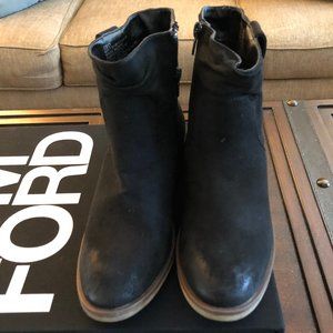 Shoedazzle black booties